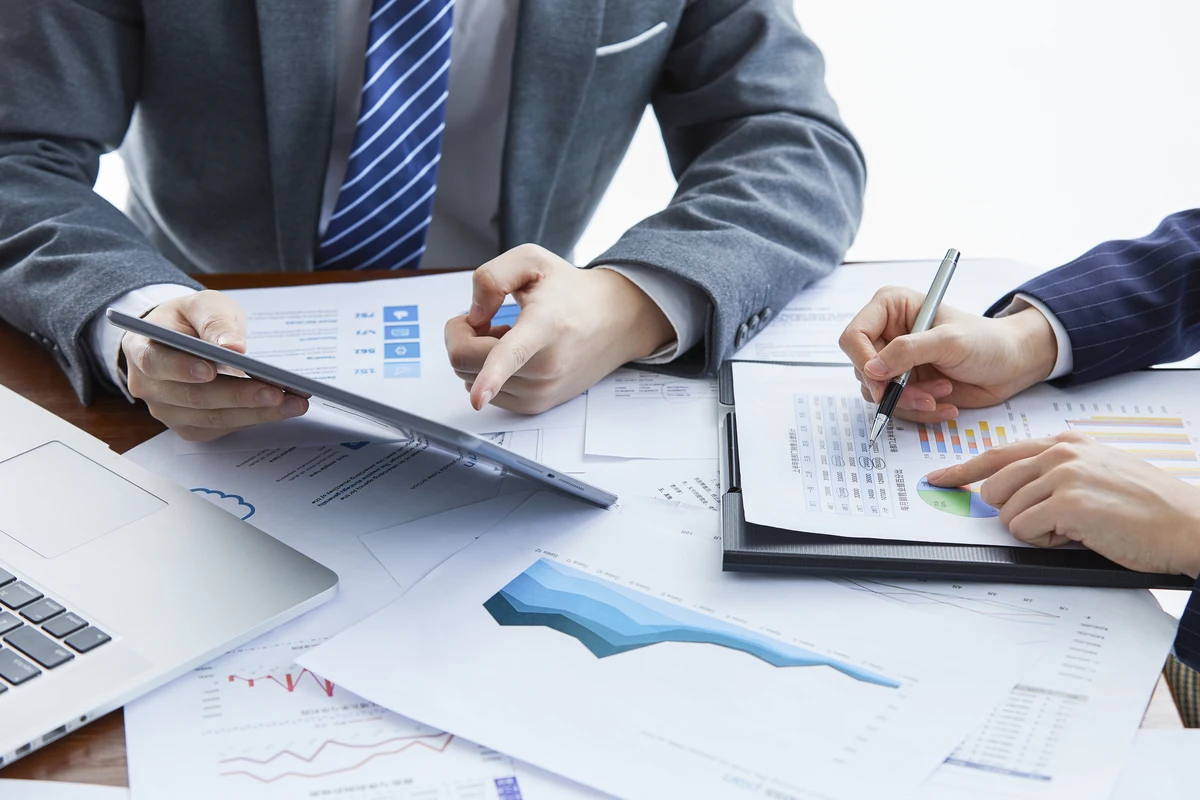 7 Perbedaan Audit Internal dan Eksternal, Yuk Ketahui! 3 businessman elegant suits business meeting discussing new project at office