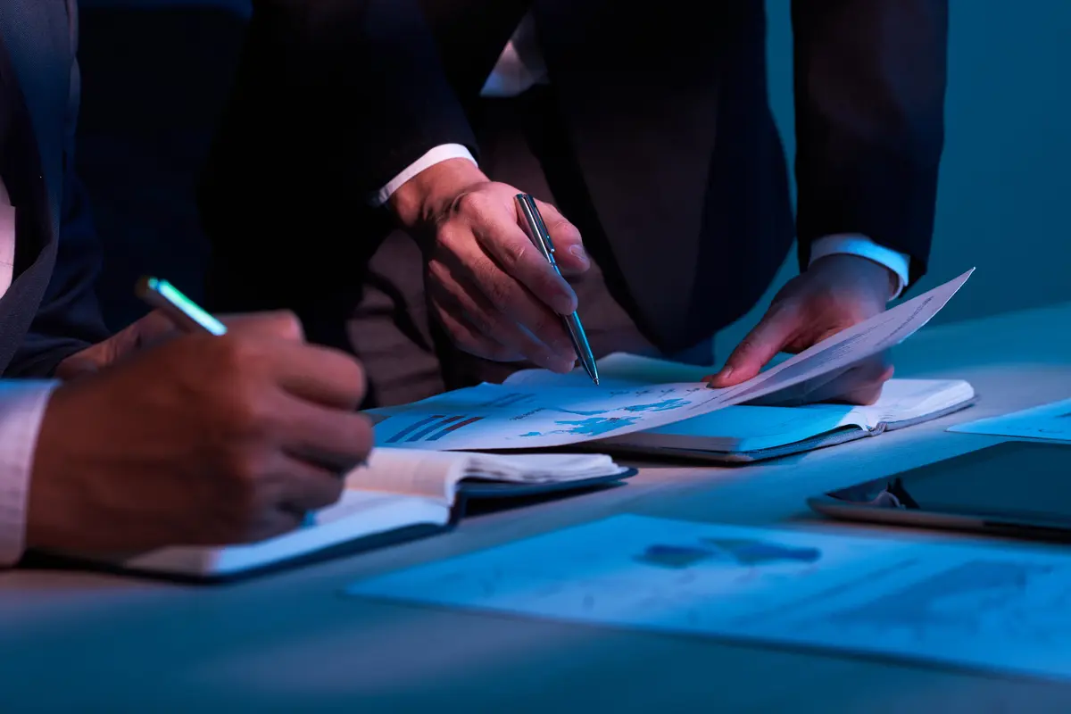 7 Perbedaan Audit Internal dan Eksternal, Yuk Ketahui! 2 two businessman holding paperwork