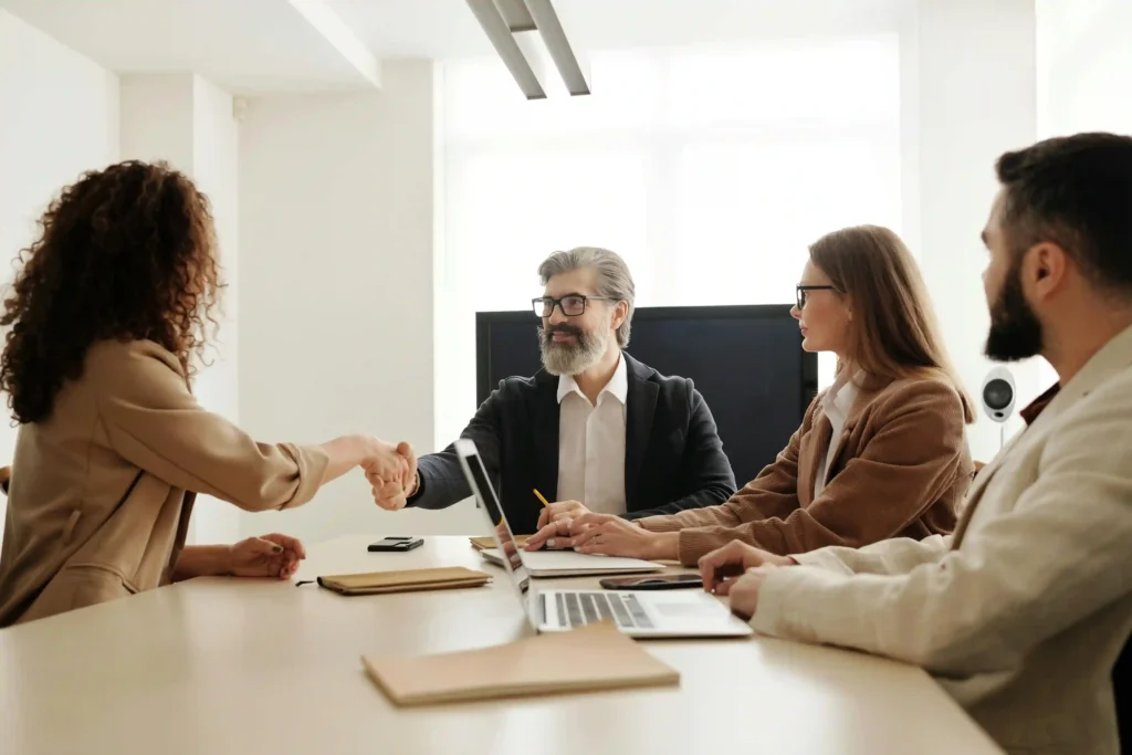 Human Resource Audit: Tahapan serta Pentingnya dalam Bisnis 1 Dua kolega berjabat tangan