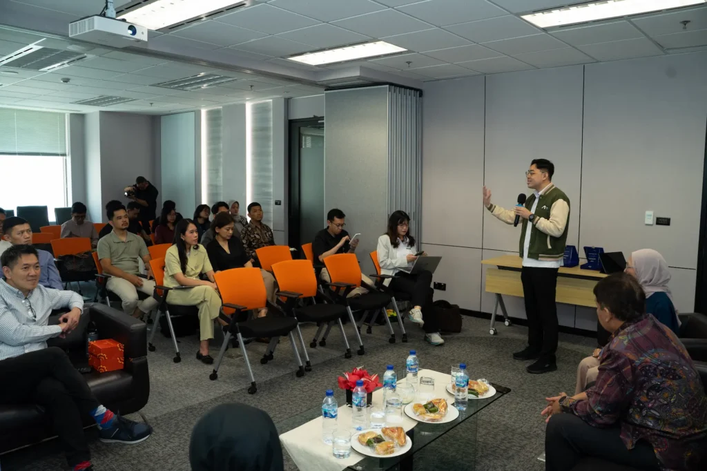 pemateri sedang menyampaikan informasi kepada audience audithink event