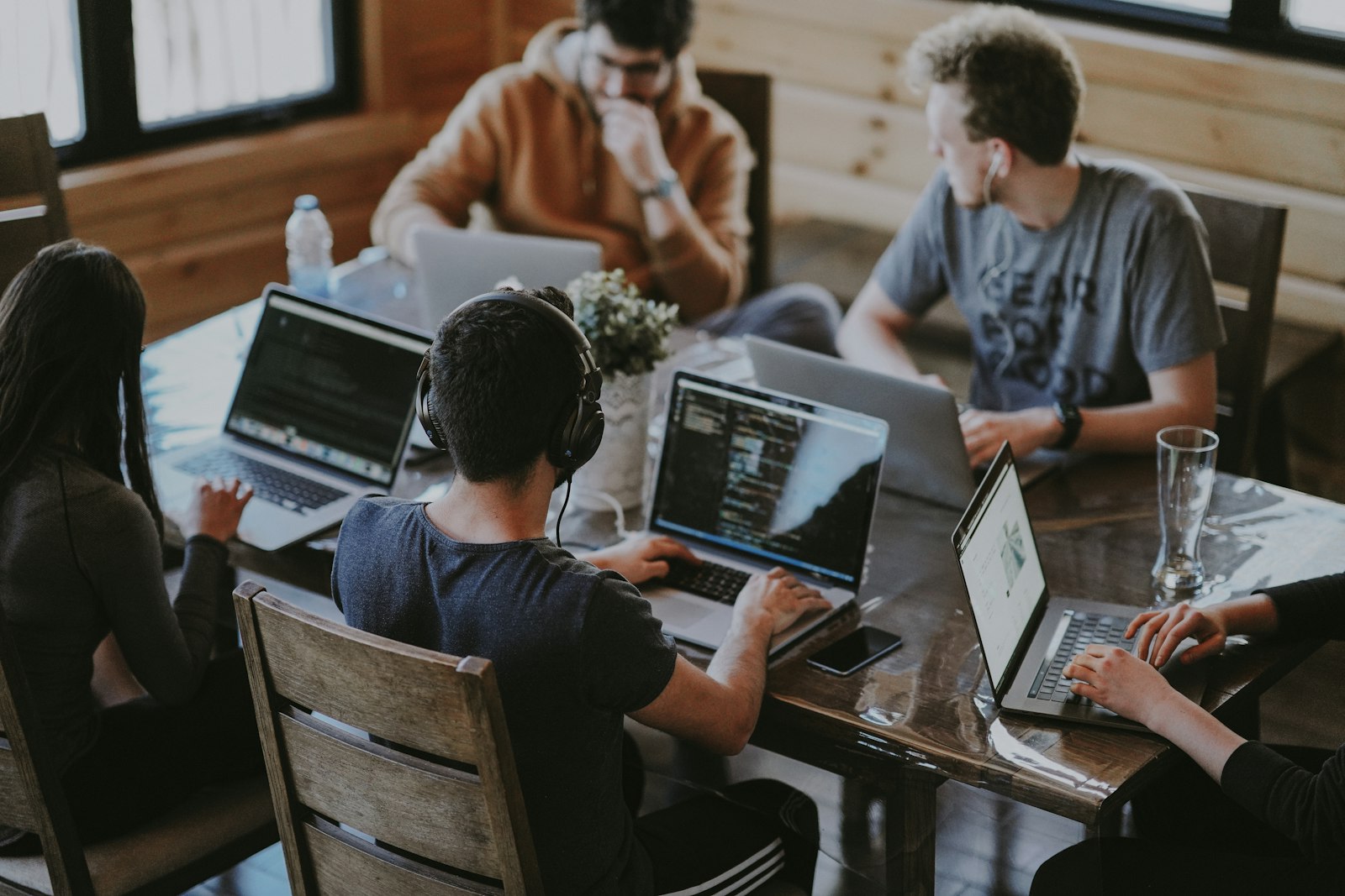Tim mendiskusikan alternatif software audit